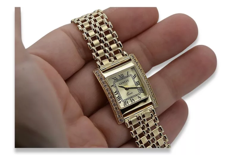 Esta es una Ginebra de 14K, italiana, zircon, reloj de oro